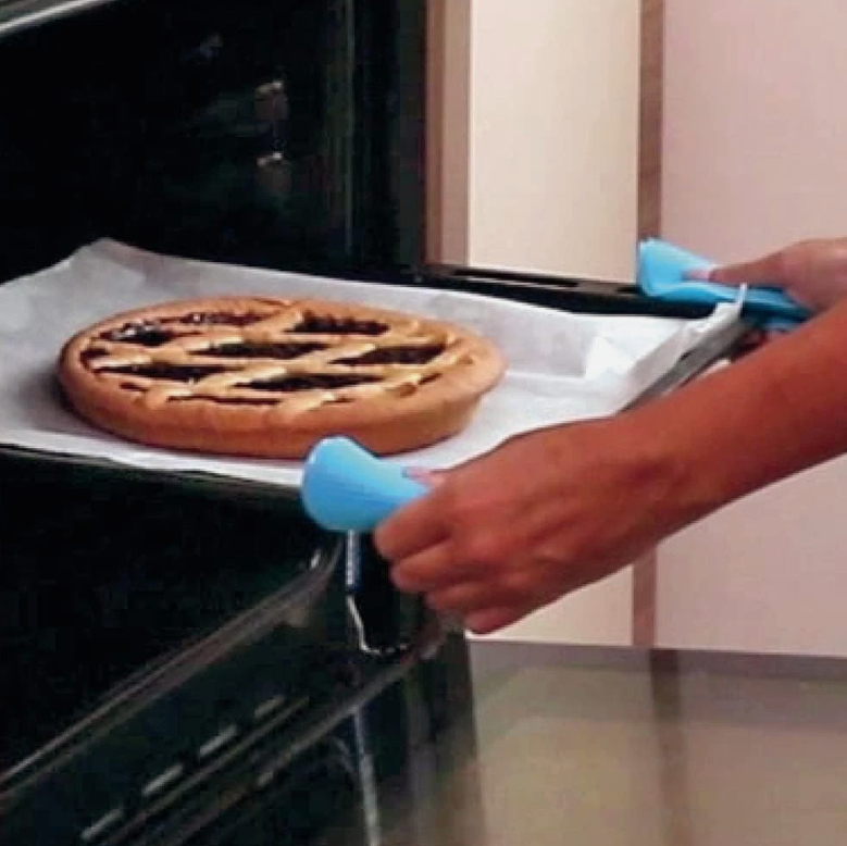 spugna in silicone usata come presina per teglia da forno