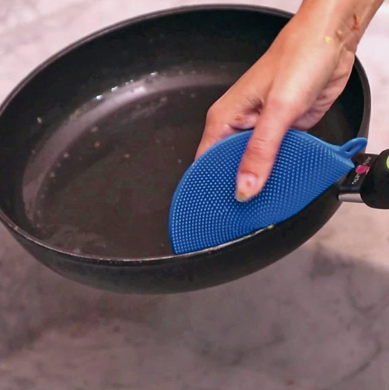 spugna in silicone per pulire padella senza graffiare