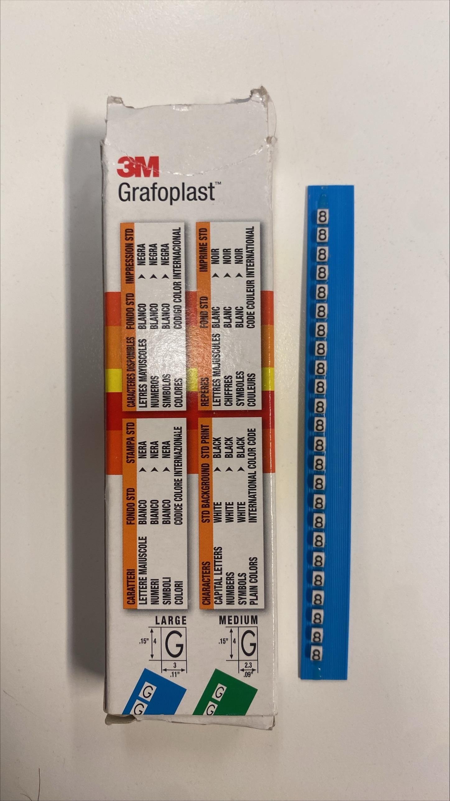 stecca segnaletica blu con etichette numero 8 ripetute