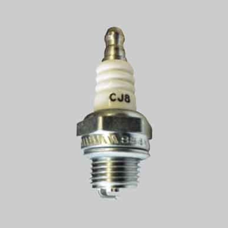 candela di accensione cj8 con marcatura cj8 sul corpo ceramico