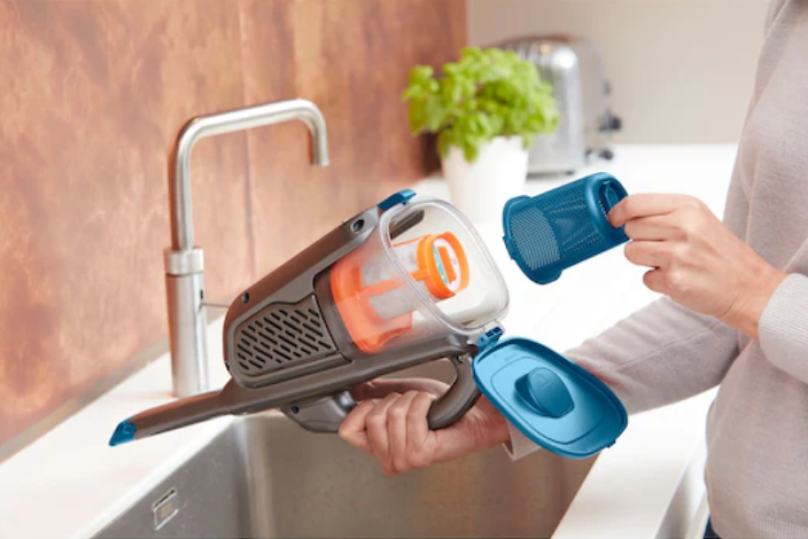 svuotamento contenitore aspirabriciole con apertura a sgancio rapido svuotamento contenitore aspirabriciole con apertura a sgancio rapido