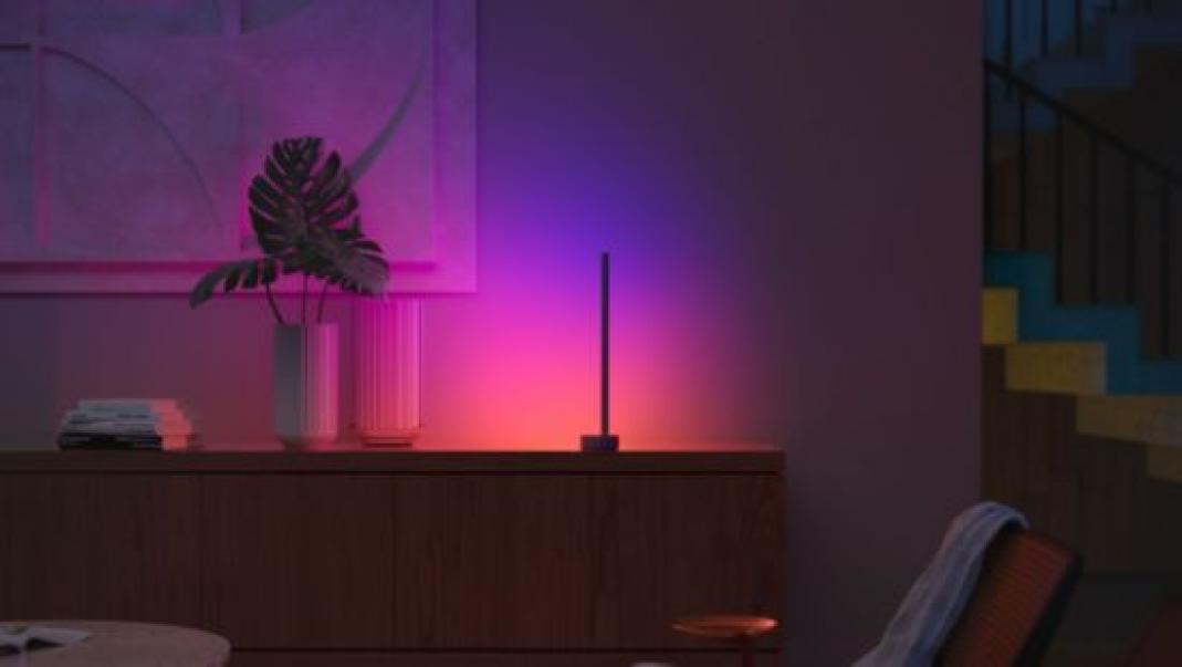 philips hue philips hue lampada da tavolo gradient signe  white and color ambiance nera 915005987001 17624500 - foto 2