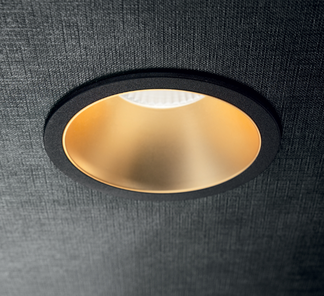 faretto da incasso led installato a soffitto finitura nero e oro luce diretta