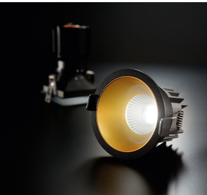 faretto da incasso led tondo con riflettore oro e corpo nero vista laterale