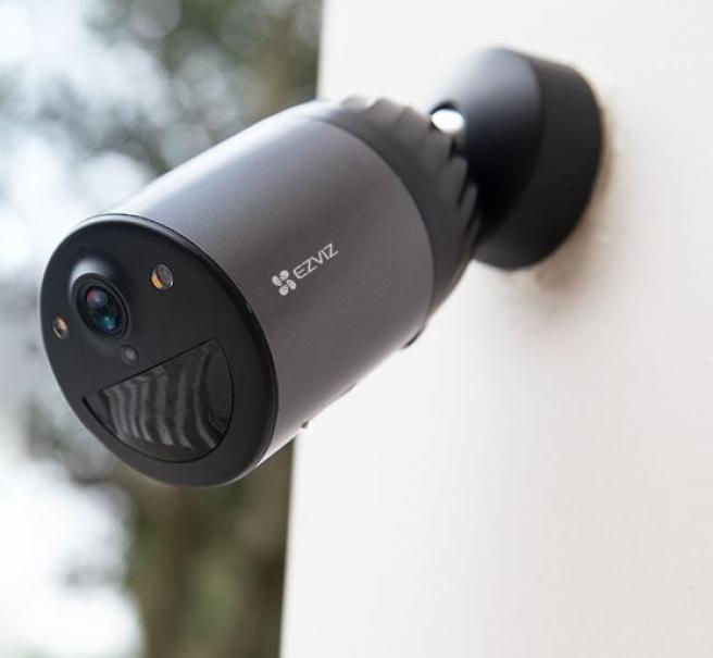 telecamera ezviz installazione esterna a parete con base