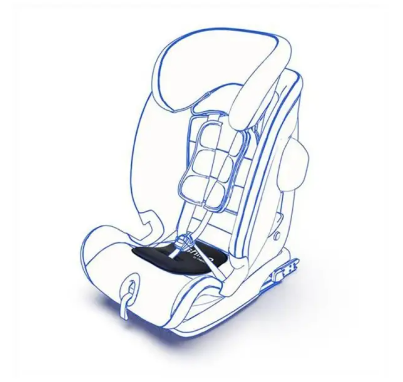 utilizzo seggiolino auto bambino con sistema antiabbandono genitore che allaccia bambino su seggiolino auto