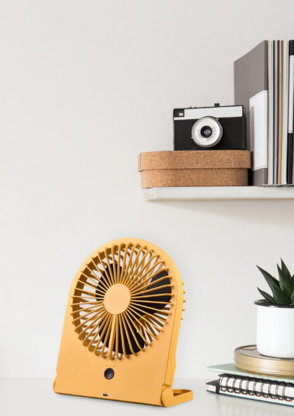 Ventilatore da tavolo a batteria Trio Lighting Breezy 3 velocitu00e0 USB-C giallo brillante - R044-83 03