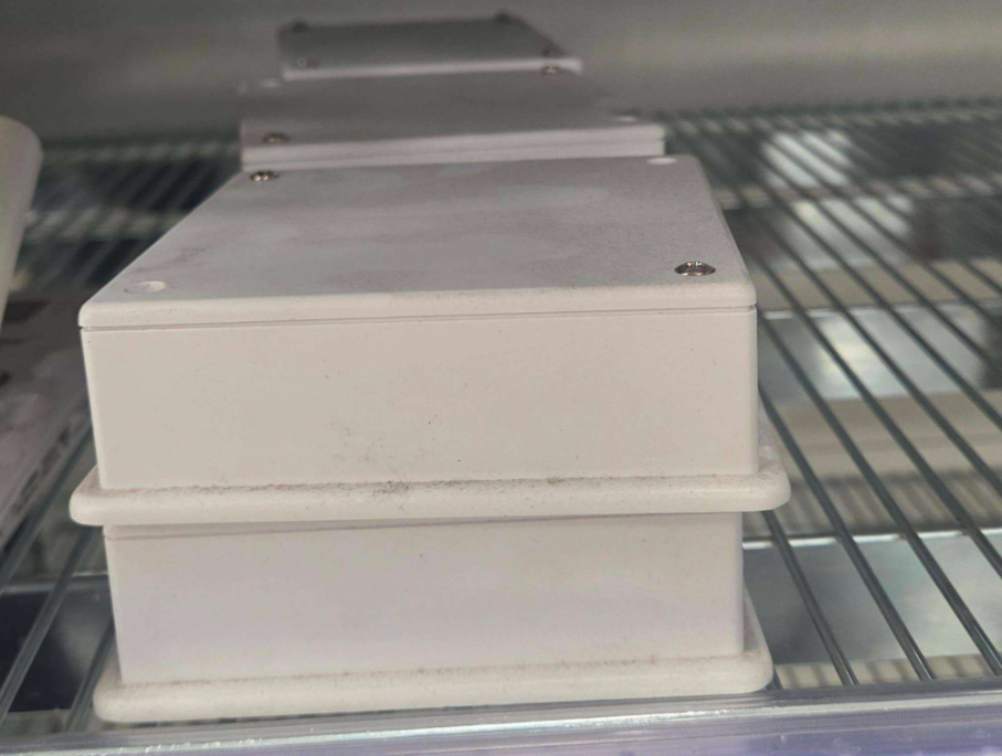 contenitore modulo espansione bentel installazione a parete o incasso vista laterale contenitore plastico modulo espansione bentel per impianto allarme