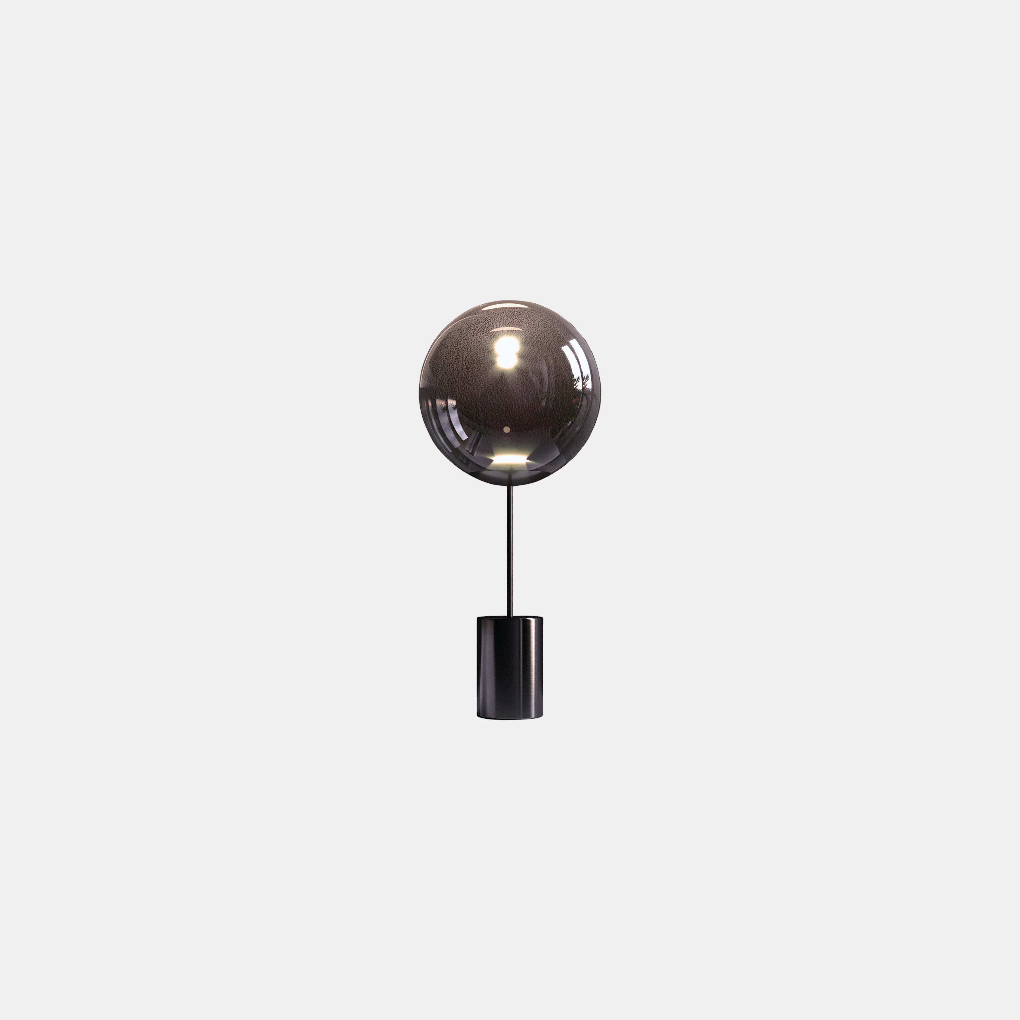 lampada da tavolo led in vetro borosilicato con sfera fumee e base metallo