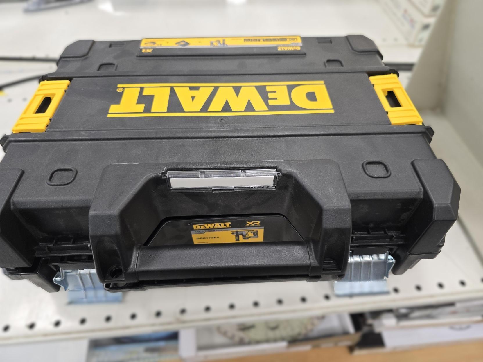 KIT DEWALT BATTERIA E CARICA BATTERIA 18 VLITIO 5AH E VALIGETTA OMAGGIO - DCB184/V