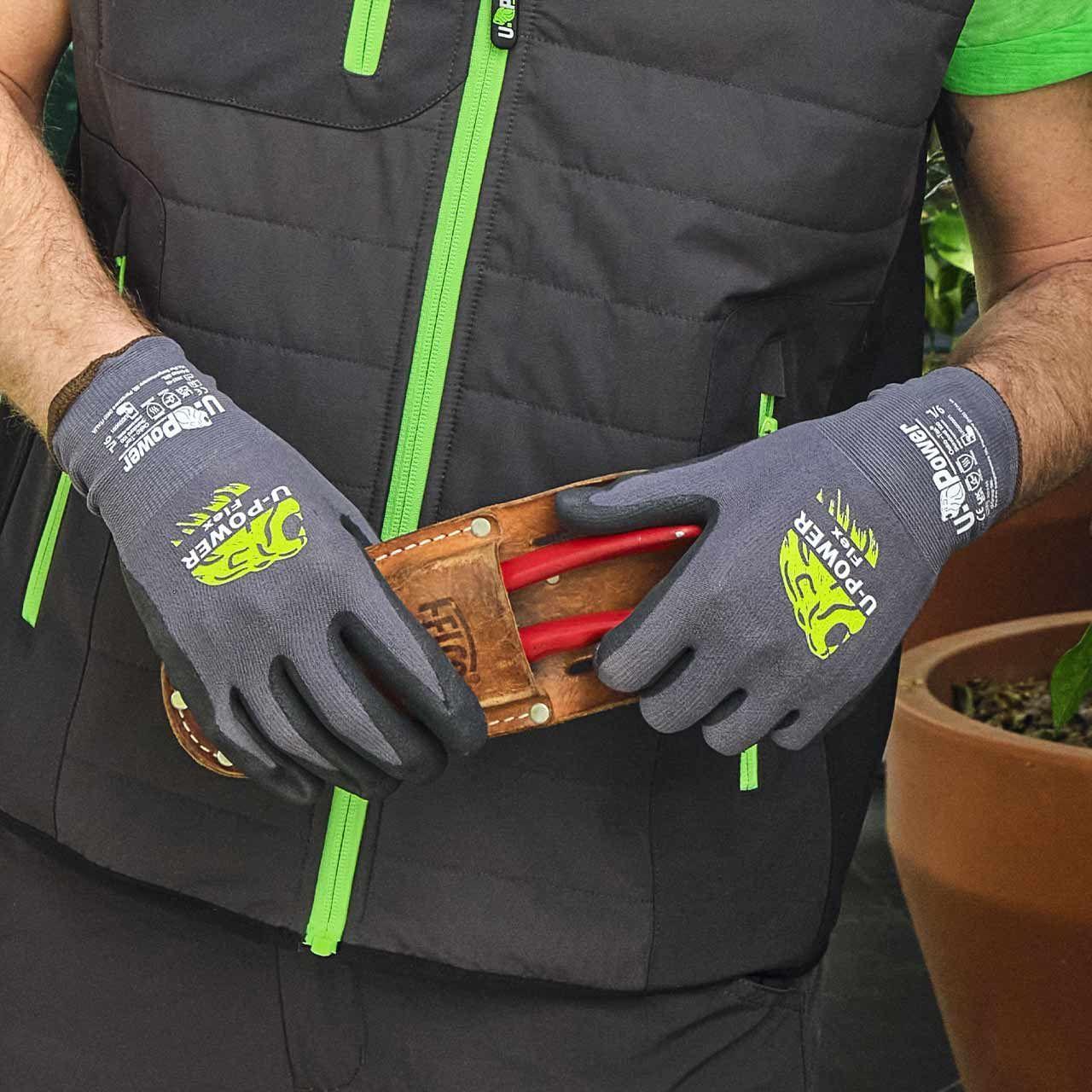 guanti u group flex indossati da operaio durante lavoro manuale vista applicata