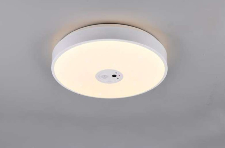 plafoniera led bianca con videocamera integrata e effetto cielo stellato montata a soffitto