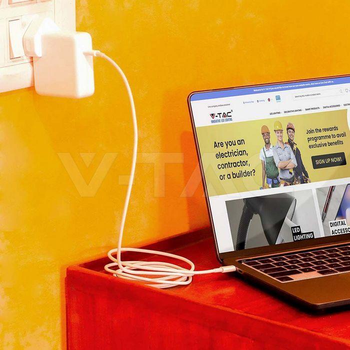 Dettaglio connessione cavo USB-C V-TAC a notebook con porta USB-C