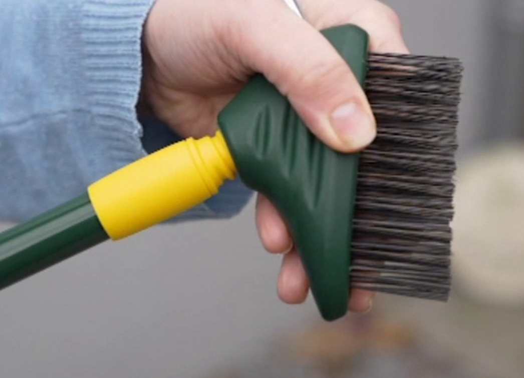 utilizzo spazzola da giardino per fughe su pavimentazione esterna