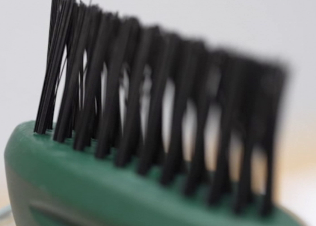 dettaglio delle setole sintetiche della spazzola da giardino per fughe