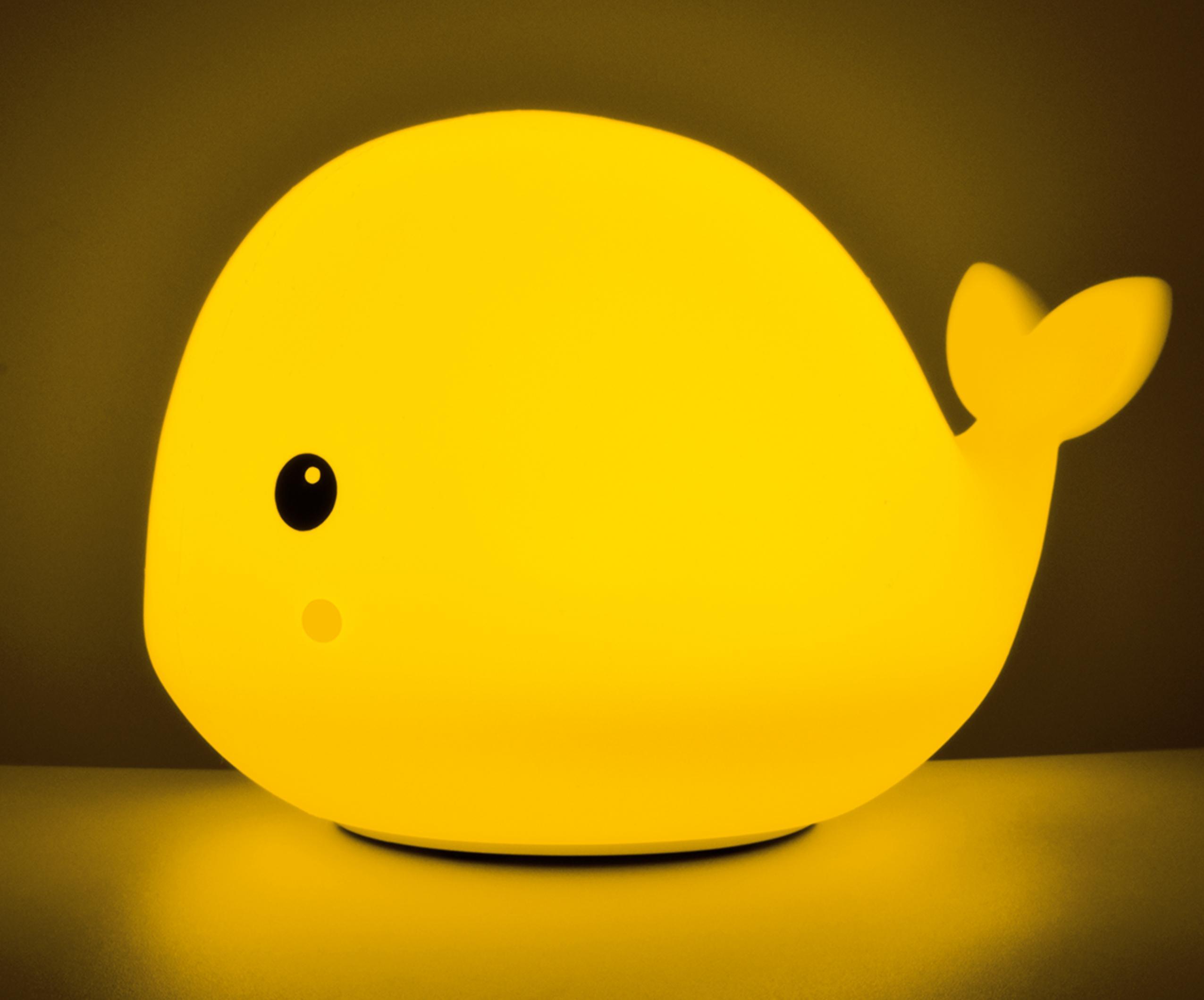 Luce notte LED a forma di balena accesa color giallo per cameretta bambini
