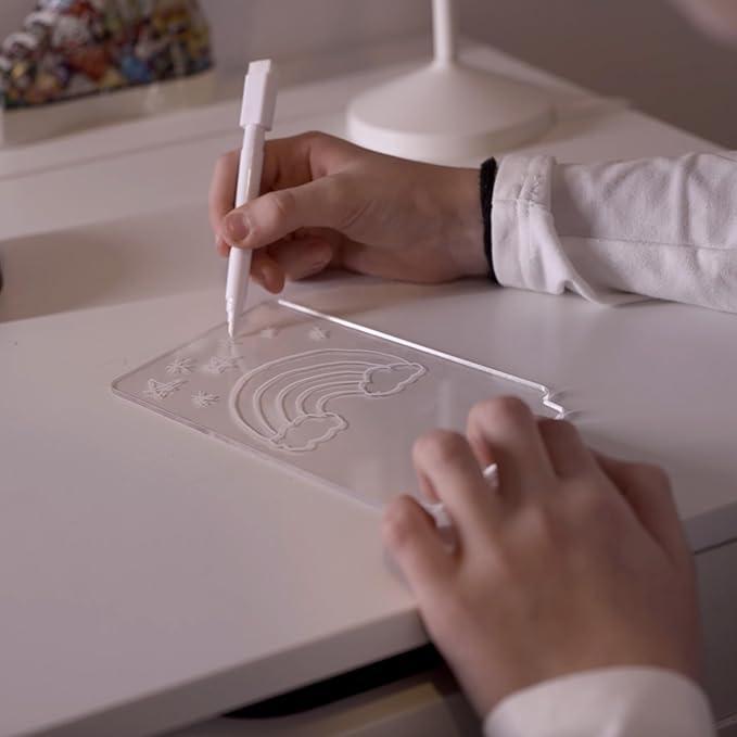 lampada lavagna neon da tavolo con base nera e pannello trasparente