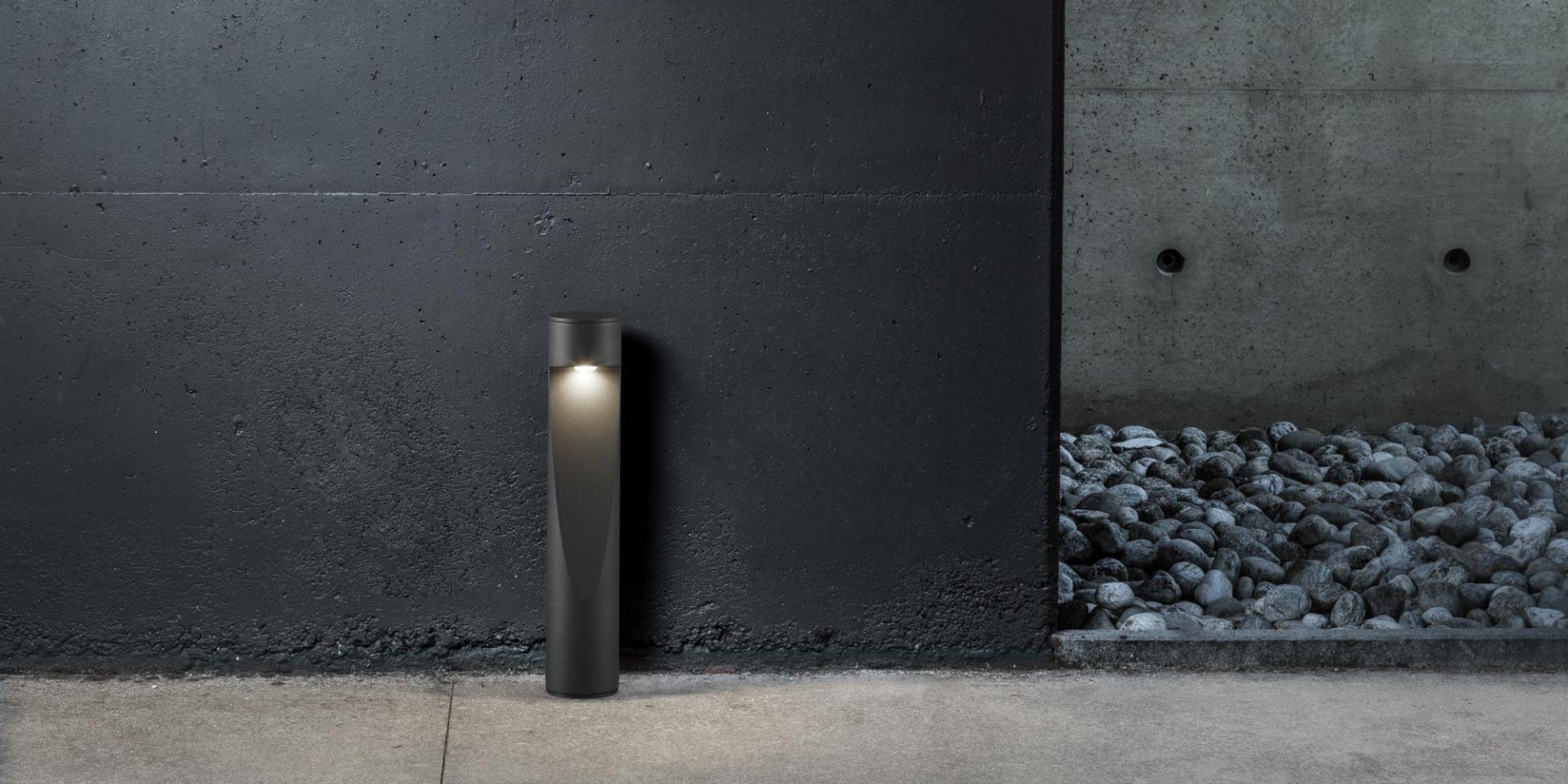 paletti led per illuminazione percorsi esterni lungo camminamento