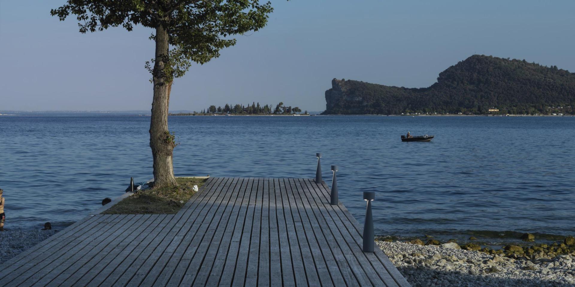 paletto led da esterno installato a bordo muro per luce segnapasso