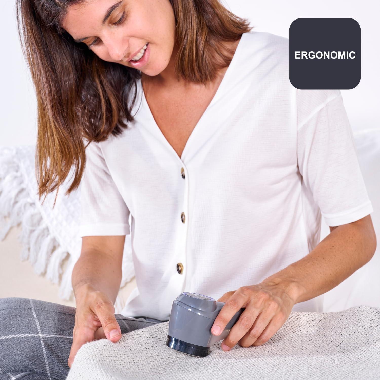 Donna utilizza levapelucchi ergonomico cordless BLACK and DECKER BXLR500E su maglione bianco