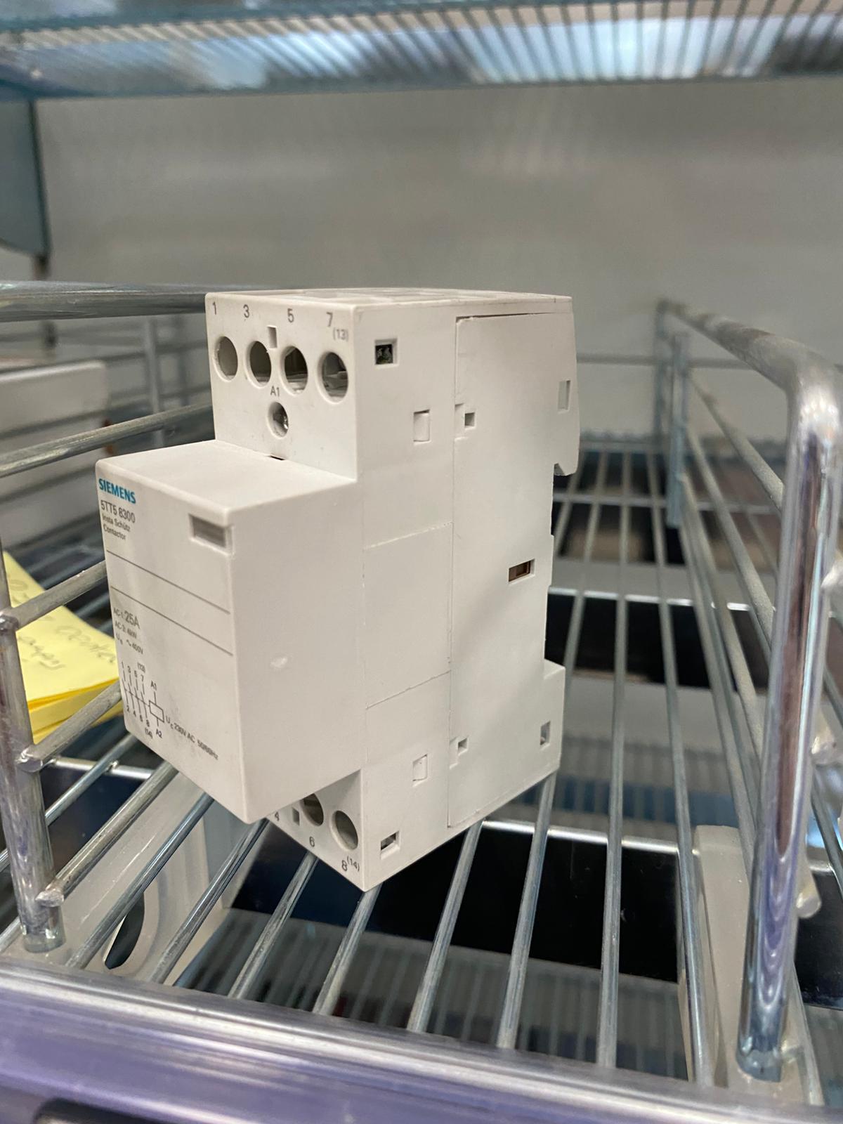 Contattore Siemens 4 NA 25u202fA 230u202fV AC Montaggio su Guida DIN - 5TT58300 02