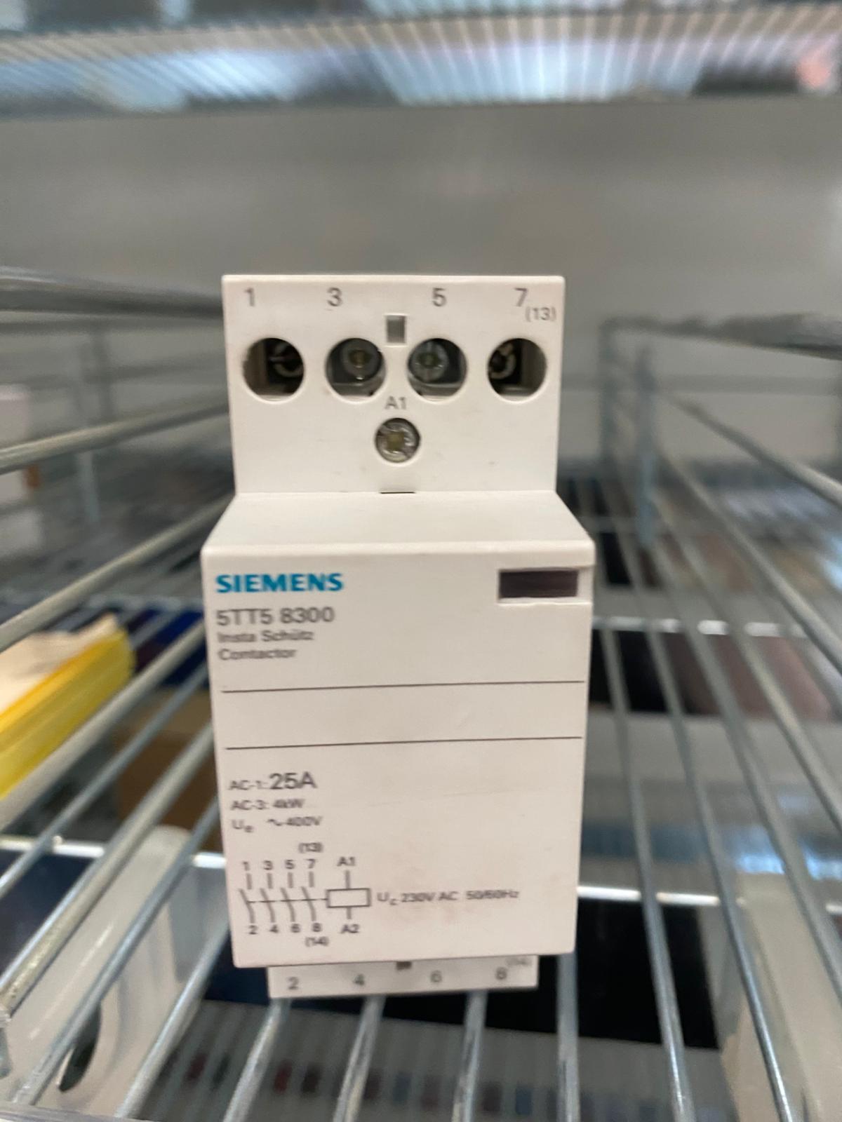 Contattore Siemens 4 NA 25u202fA 230u202fV AC Montaggio su Guida DIN - 5TT58300 04