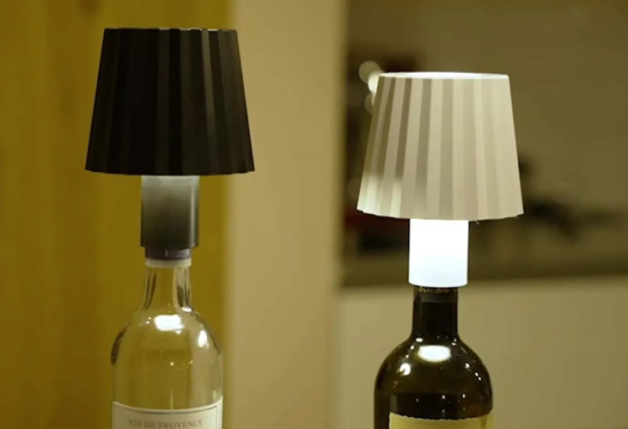 lampada per bottiglia con paralume nero e bianco su bottiglie