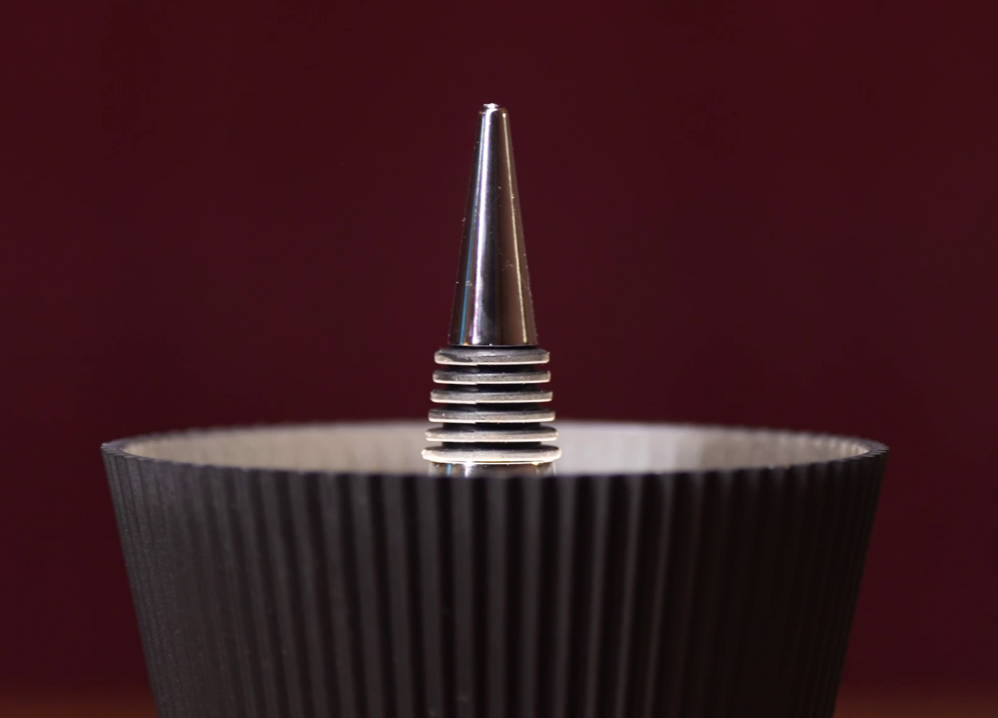 dettaglio tappo conico inserto lampada per bottiglia con paralume