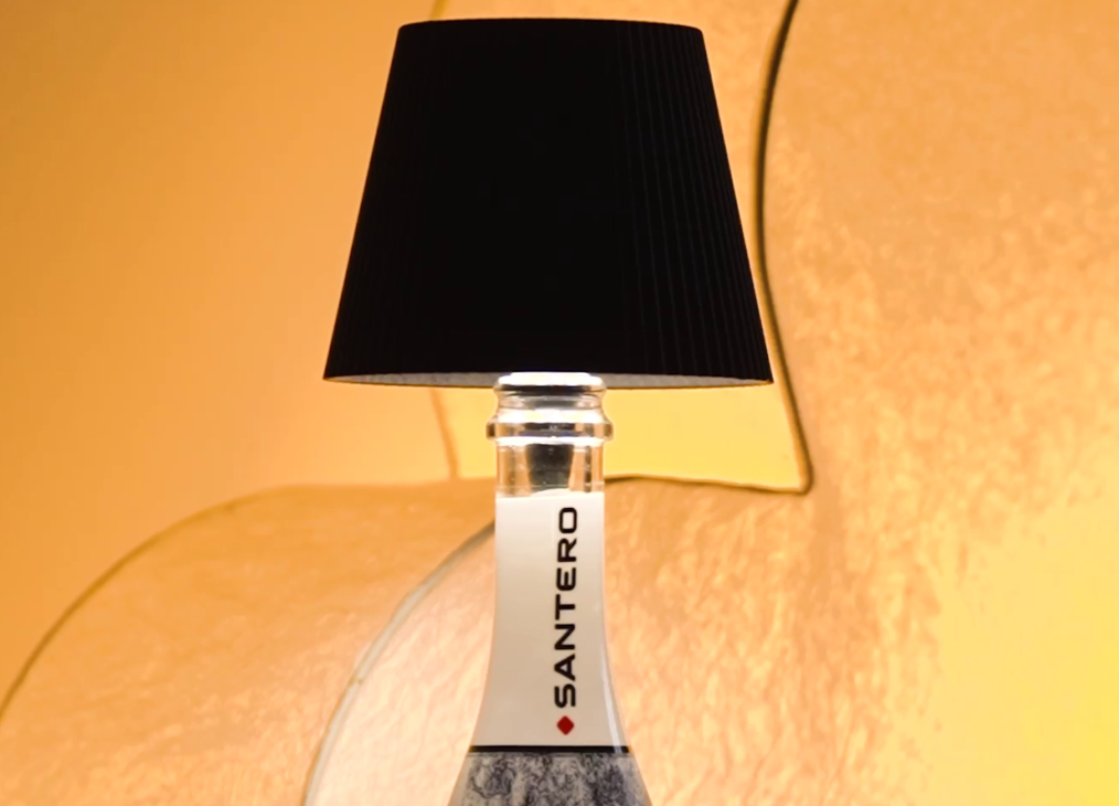 lampada per bottiglia con paralume nero installata su bottiglia