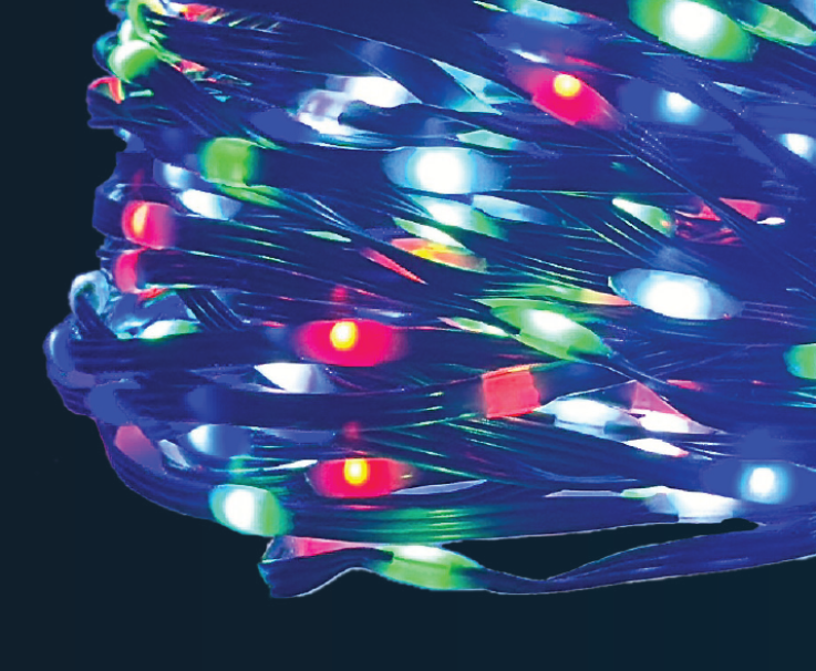 Dettaglio ravvicinato catena luminosa LED RGB multicolore per decorazioni natalizie e festive