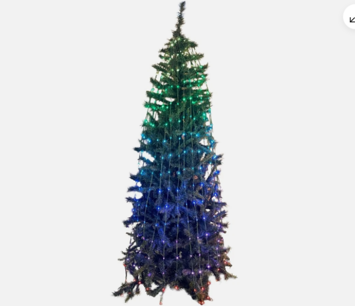 Tenda luminosa RGB con 384 LED per albero di Natale alta 240 cm installata su abete artificiale