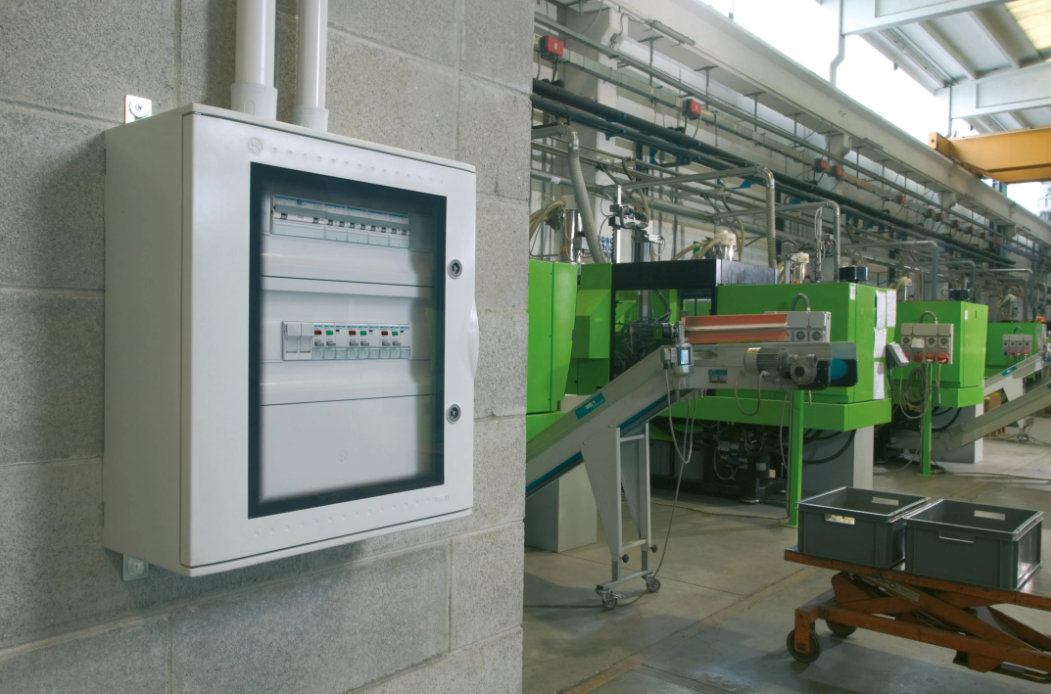 installazione quadro elettrico a parete con porta trasparente quadro elettrico a parete in ambiente industriale con porta trasparente e guide din