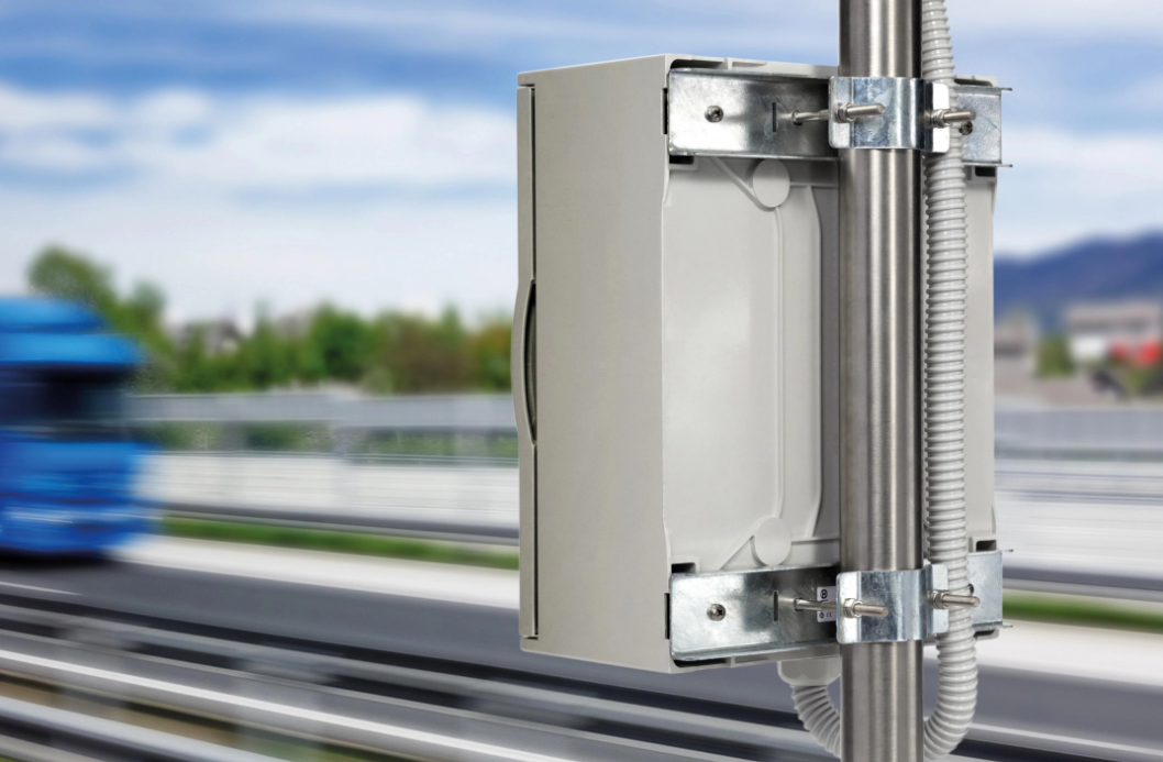fissaggio quadro in vetroresina su palo per esterno quadro elettrico in vetroresina fissaggio su palo con staffe per installazioni esterne