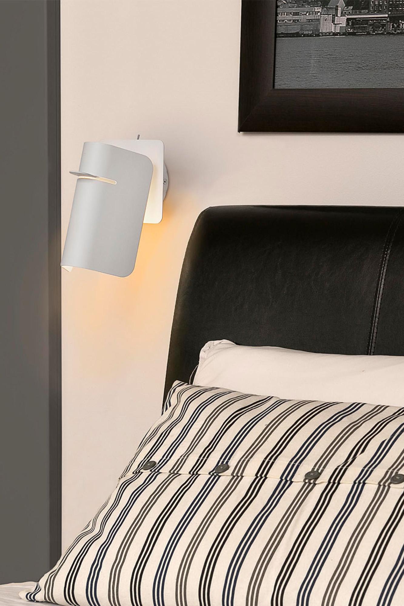 applique da parete faro smile bianca installata in camera da letto