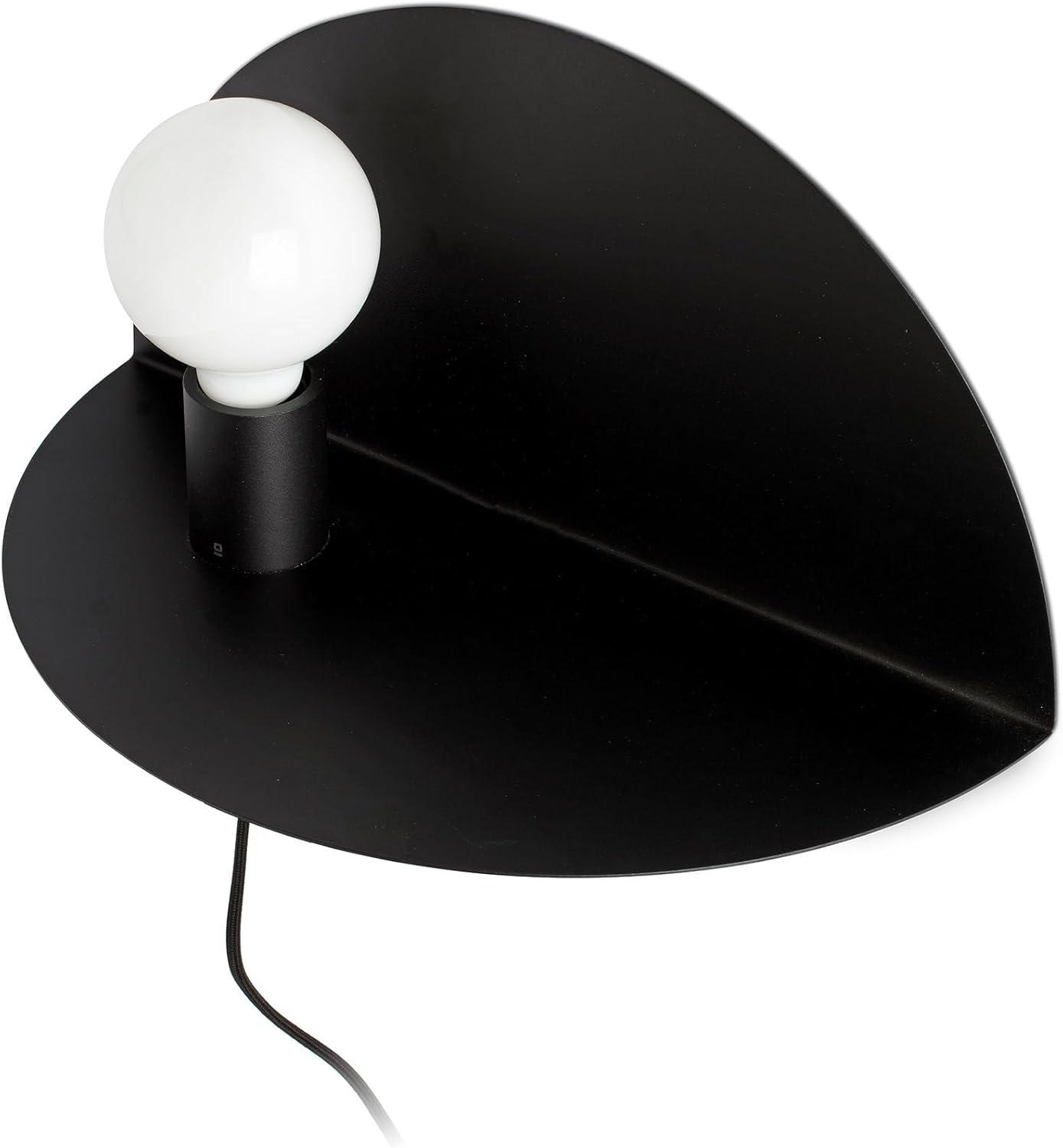 Dettaglio lampada parete nera con mensola integrata utilitu00e0 in zona notte