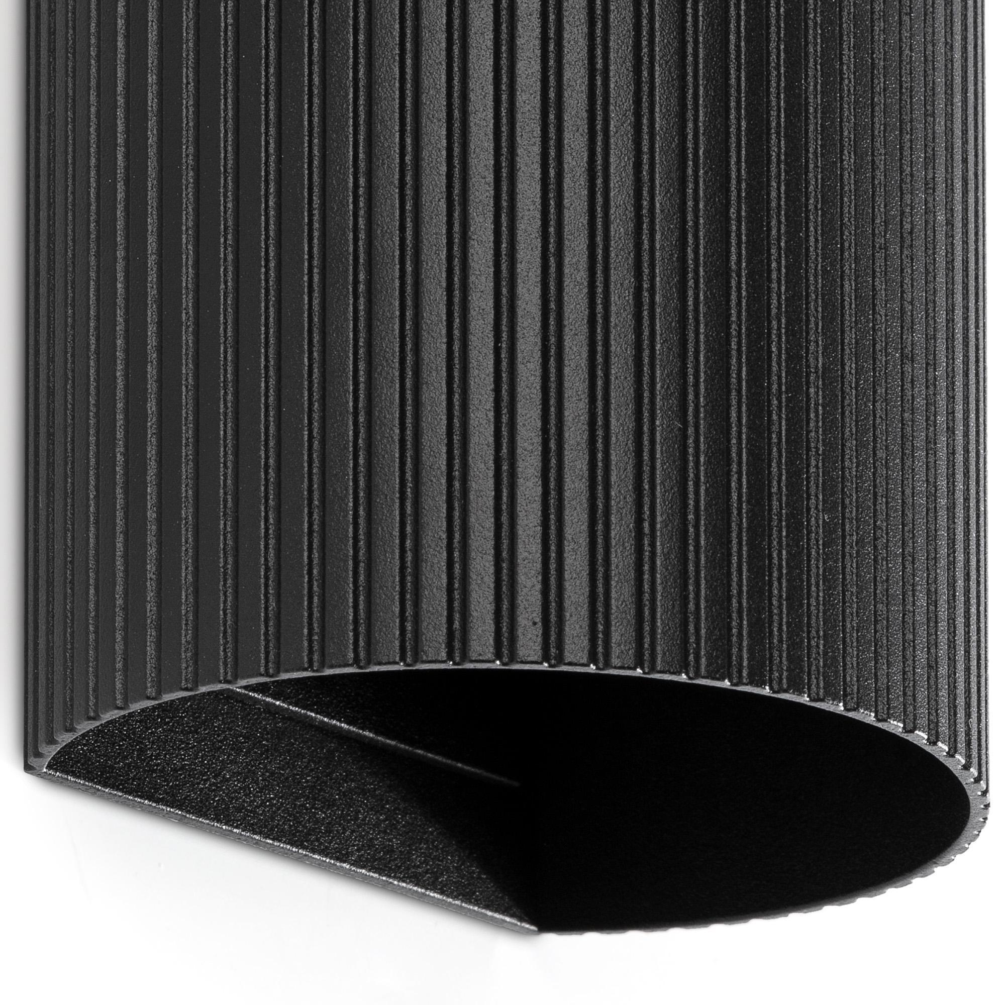 dettaglio corpo applique in alluminio nero rigato stile moderno
