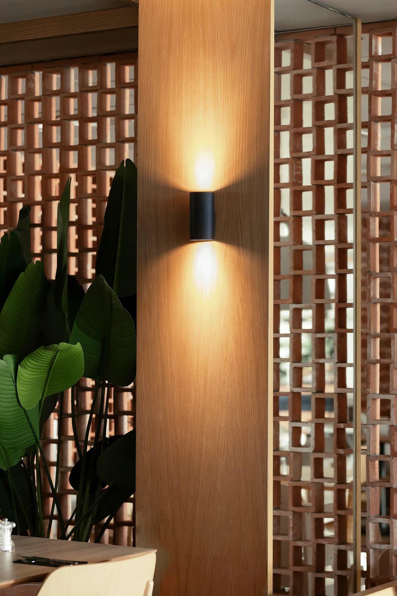 applique da parete Faro montata in ambiente moderno con doppia luce