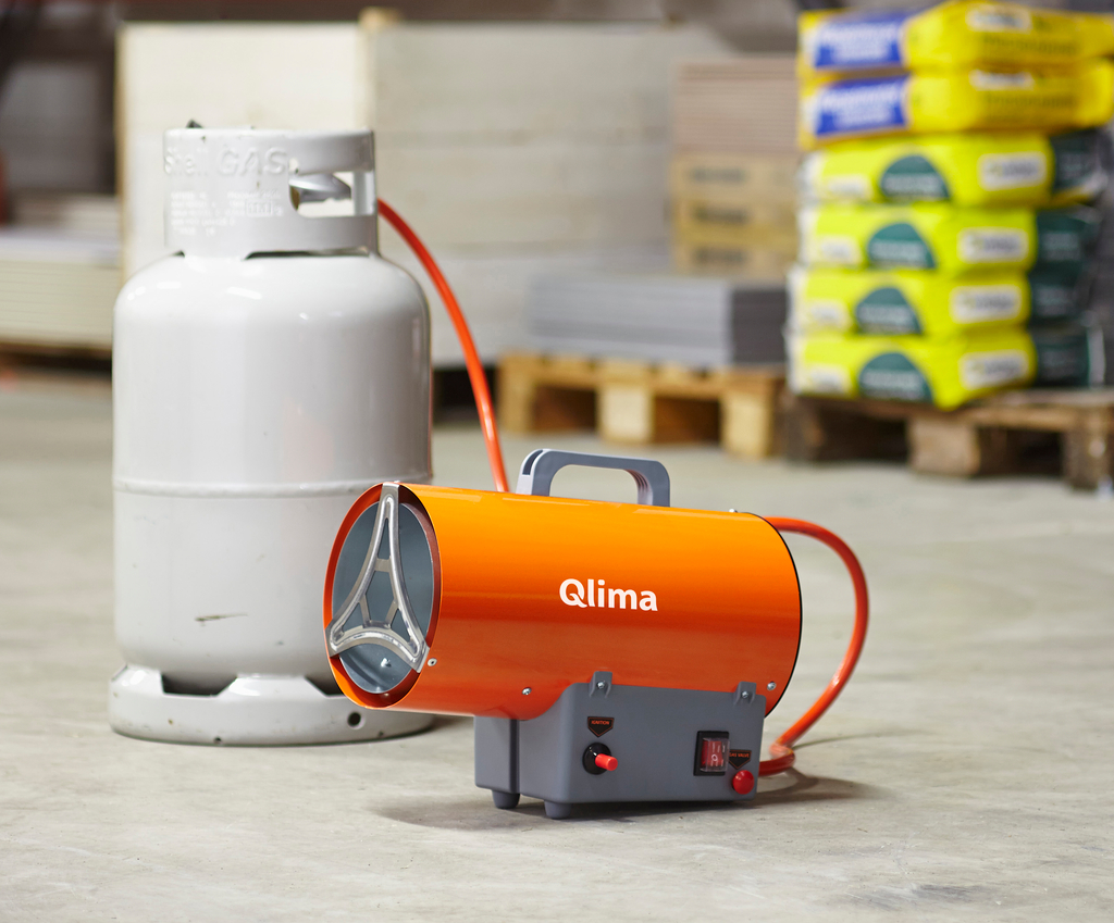 generatore aria calda Qlima GFA1010 in uso collegato a bombola gas in un ambiente industriale