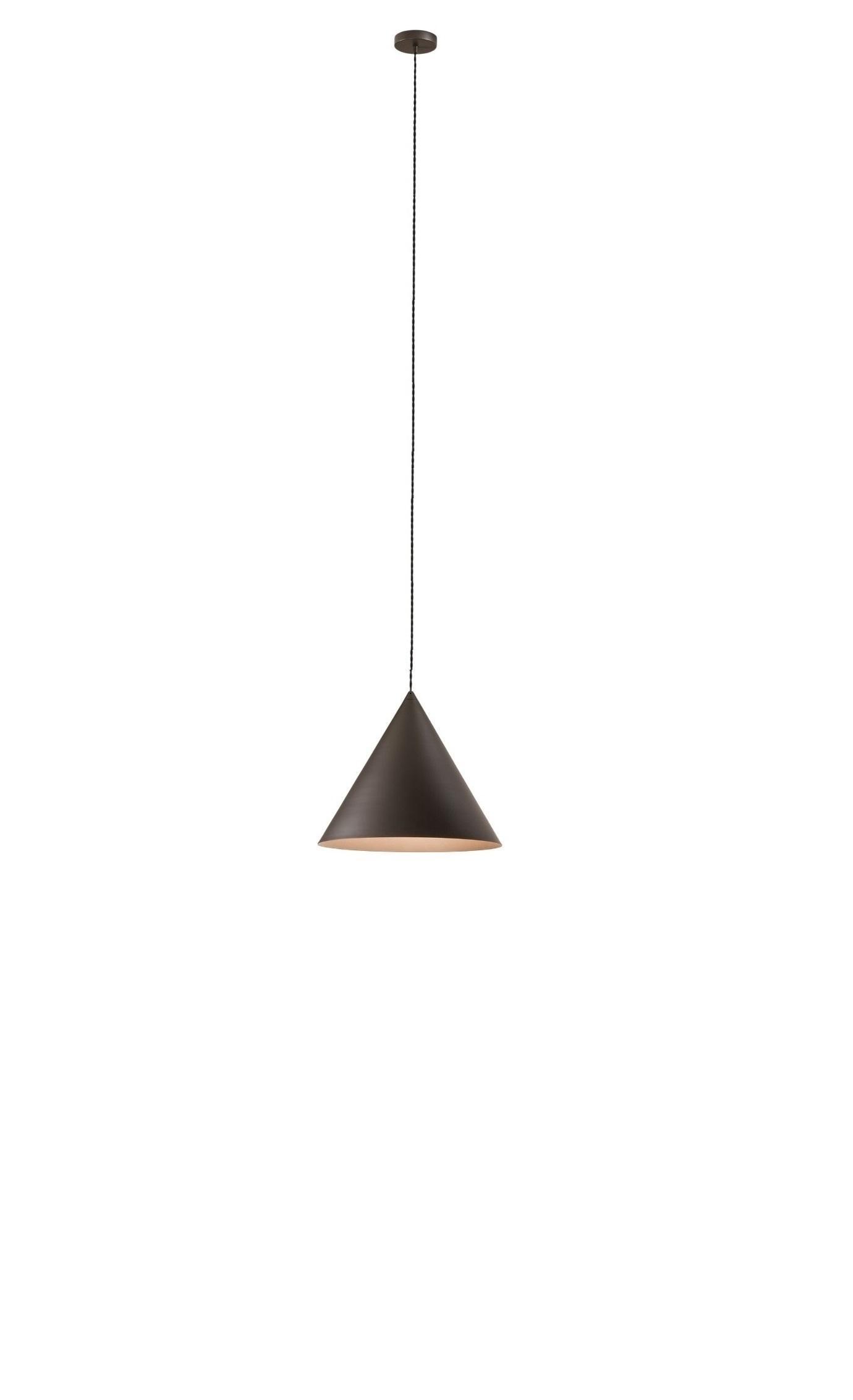 lampada a sospensione in metallo con design moderno a cono installata a soffitto