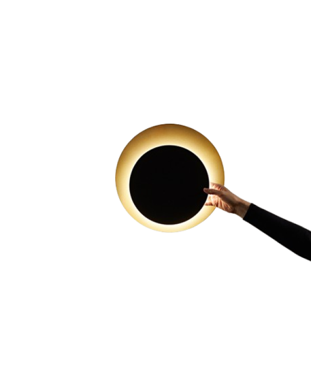 dettaglio plafoniera in alluminio oro e nero per ambienti contemporanei con illuminazione soffusa