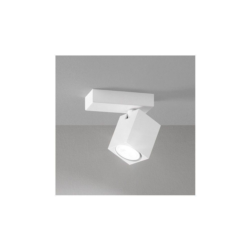 Faretto in alluminio bianco installato a soffitto con design moderno lineare
