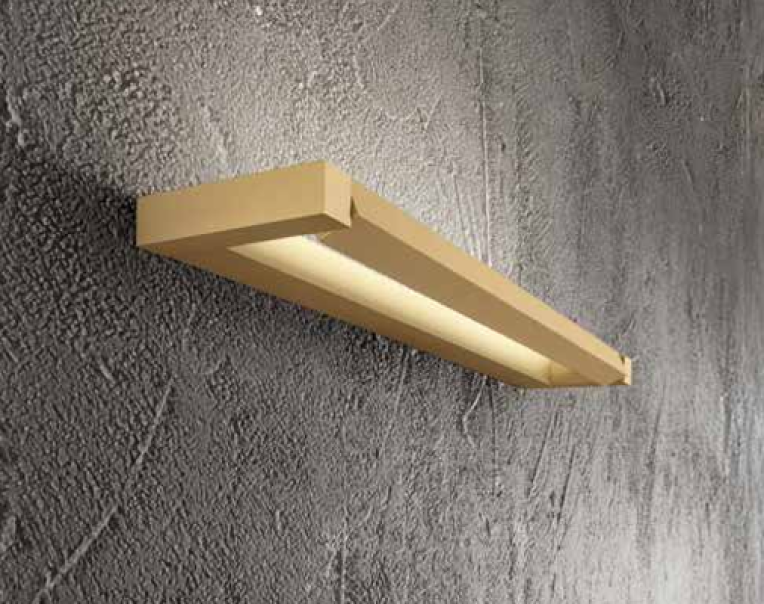 applique da parete moderna in metallo color oro installata su muro