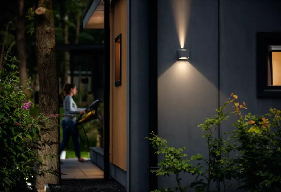 dettaglio del design della lampada LED compatta da muro Philips finitura antracite
