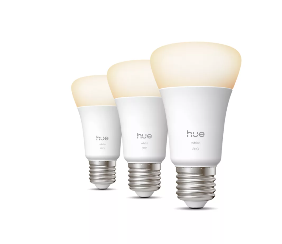 tre lampadine smart LED Philips Hue White E27 accese con luce bianca calda