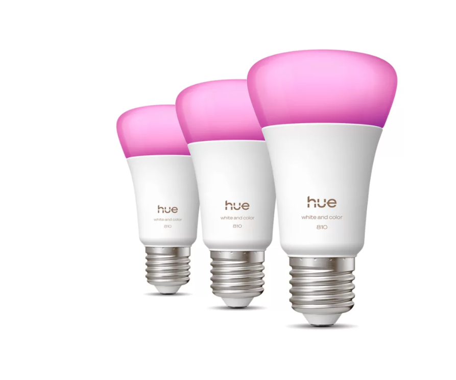 Tre lampadine Philips Hue LED E27 RGB accese con luce rosa in evidenza