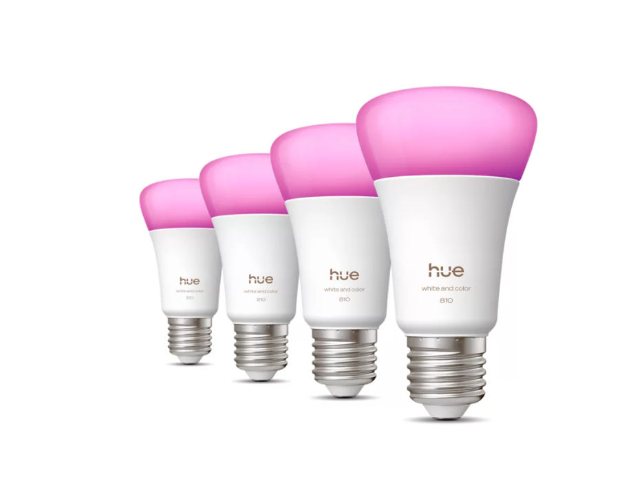 Quattro lampadine smart LED Philips Hue E27 accese su sfondo bianco con luce colorata rosa