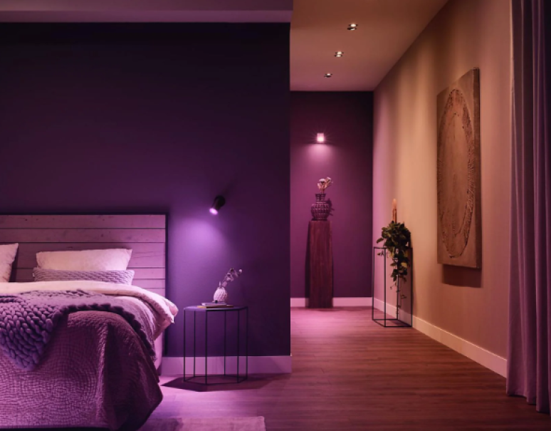 ambientazione moderna camera con kit illuminazione smart Philips hue lampadine gu10 colorate
