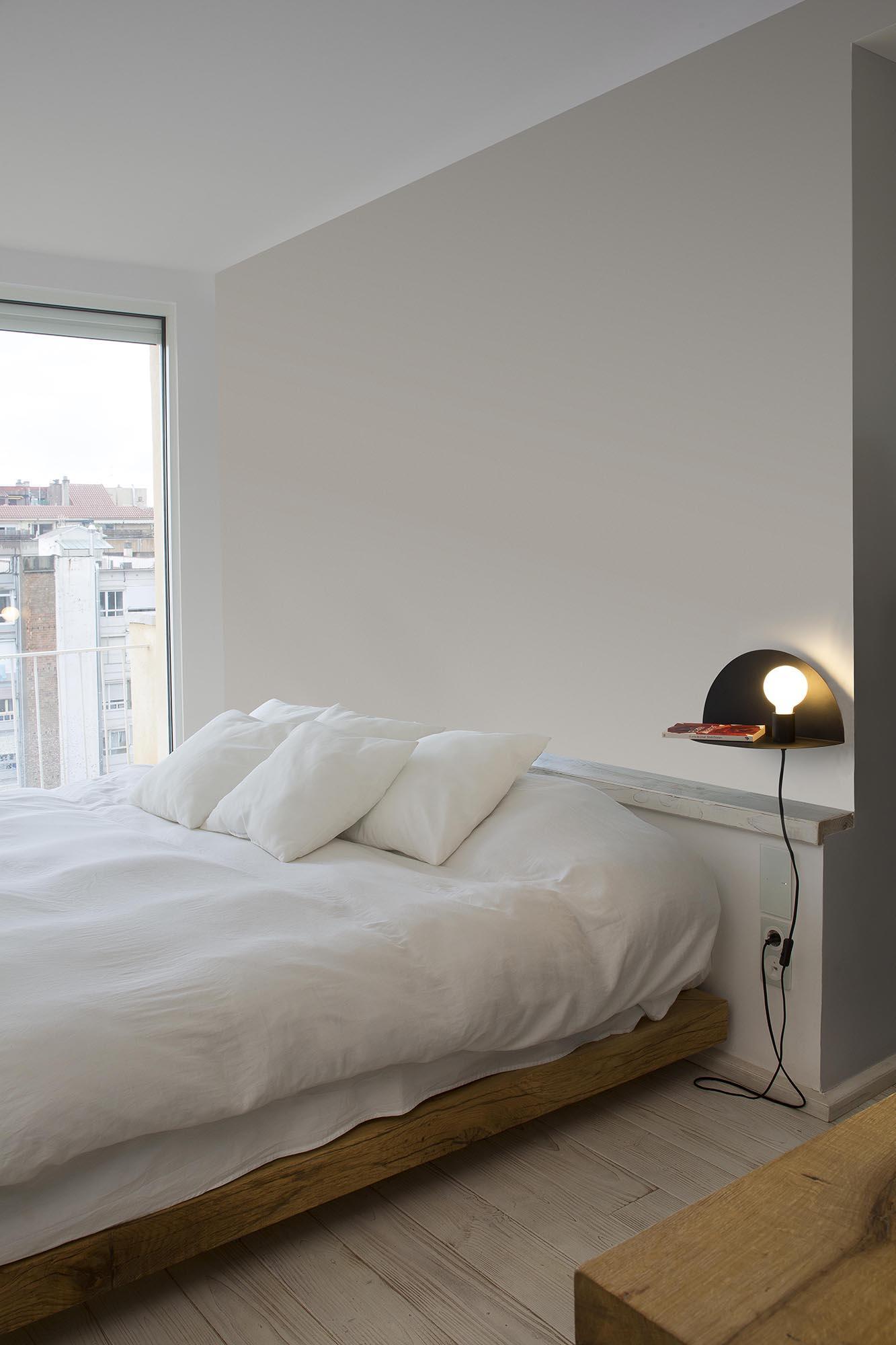 lampada da parete nera installata in camera da letto con luce e27