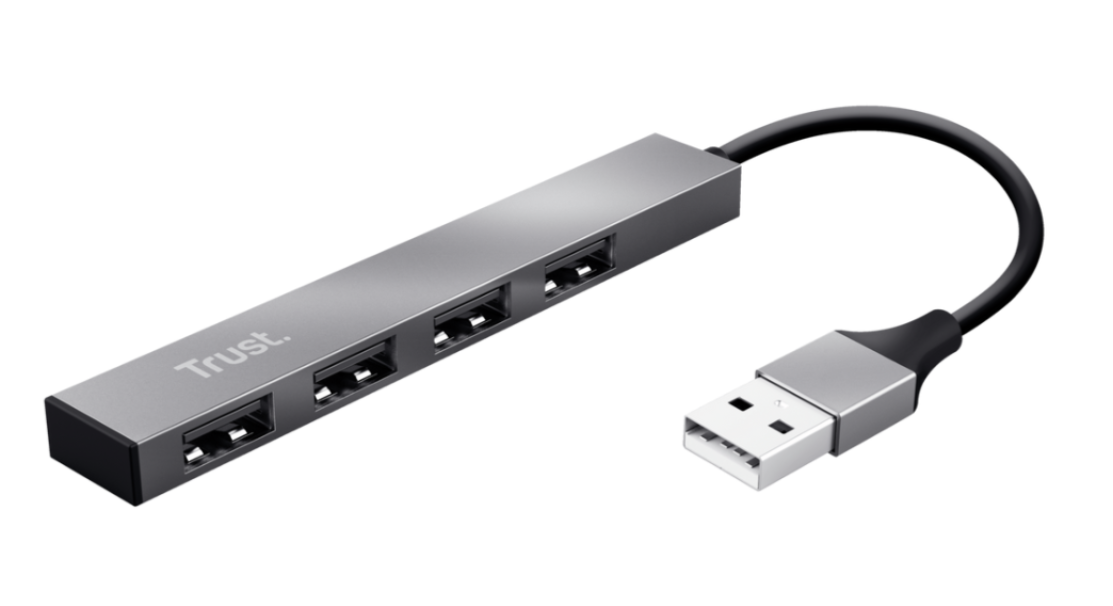 Primo piano su hub USB 4 porte compatto connesso tramite cavo USB