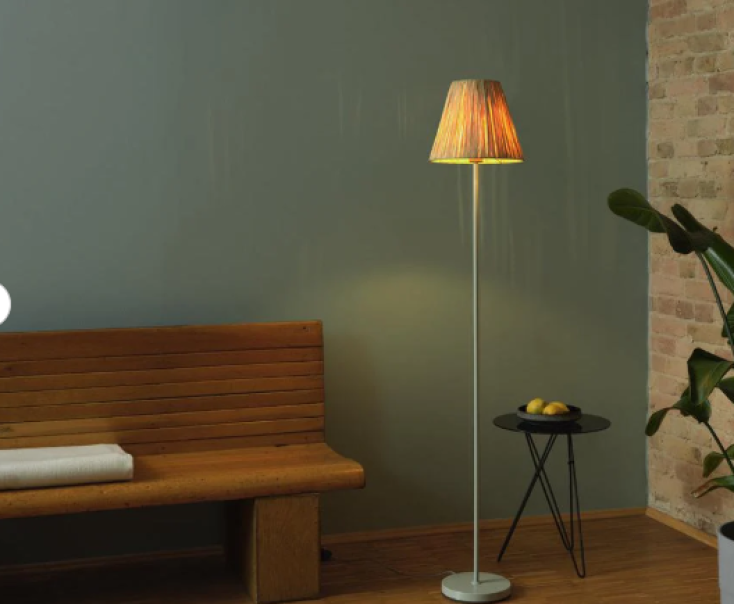 Lampada da terra Ledvance accesa in ambiente domestico moderno